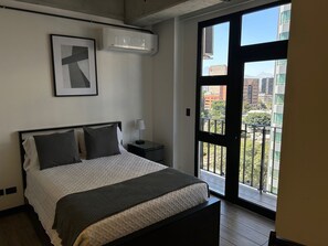 1 bedroom, iron/ironing board, WiFi, bed sheets - EÓN 9 - Estudio Moderno, Vista Volcán, Aire Acondicionado (Ciudad de Guatemala)