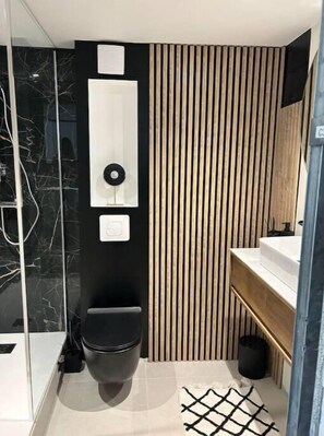 Haartrockner, Handtücher, Seife, Toilettenpapier