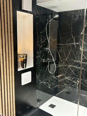 Sèche-cheveux, serviettes fournies, savon, papier toilette
