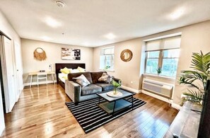 Smart TV - 303 Cozy and modern 1BR apartment in center City (Philadelphia)