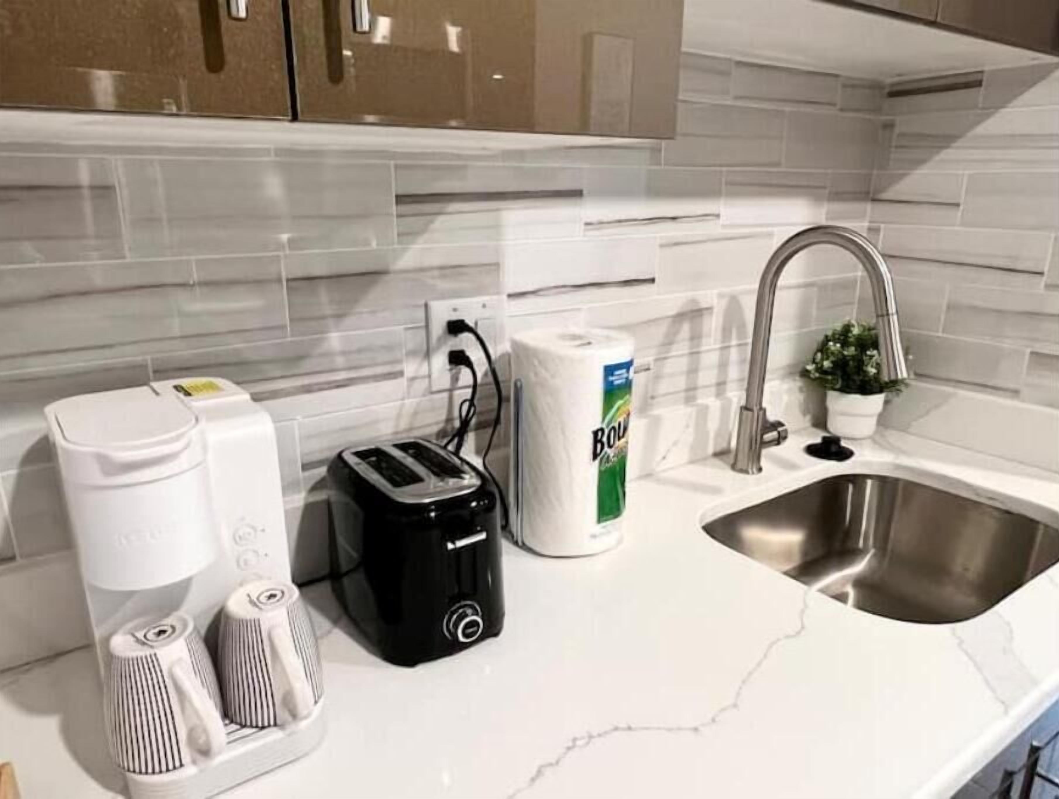 Cafeteira/chaleira, geladeira, micro-ondas, fogão