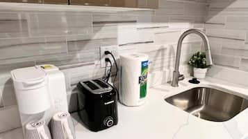 Cafeteira/chaleira, geladeira, micro-ondas, fogão
