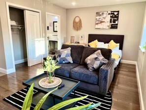 Smart TV - 303 Cozy and modern 1BR apartment in center City (Philadelphia)