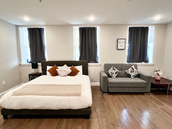 1 chambre, bureau, fer et planche à repasser, lit de bébé portatif