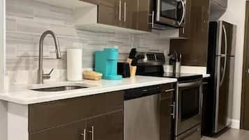 Kjøleskap, mikrobølgeovn, ovn og kokeplater