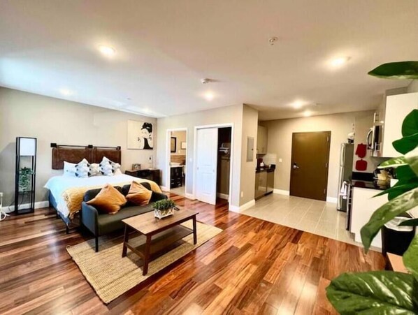 1 bedroom, desk, soundproofing, iron/ironing board - 402 Stylish luxe Apt at center city self check-in (Philadelphia)