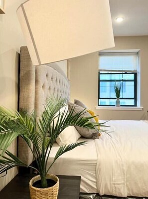 1 dormitorio, escritorio, tabla de planchar con plancha y cuna de viaje