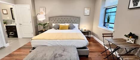 1 chambre, bureau, fer et planche à repasser, lit parapluie