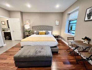 1 dormitorio, escritorio, tabla de planchar con plancha y cuna de viaje