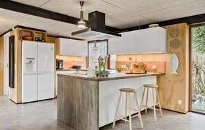 Geladeira, cooktop, lava-louças, cafeteira/chaleira