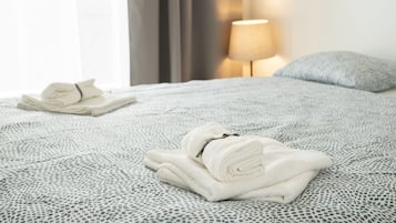 1 habitación, tabla de planchar con plancha, wifi gratis y ropa de cama