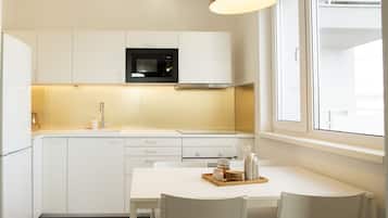Een koelkast, een magnetron, een oven, een kookplaat