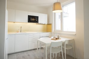 Kühlschrank, Mikrowelle, Ofen, Herdplatte