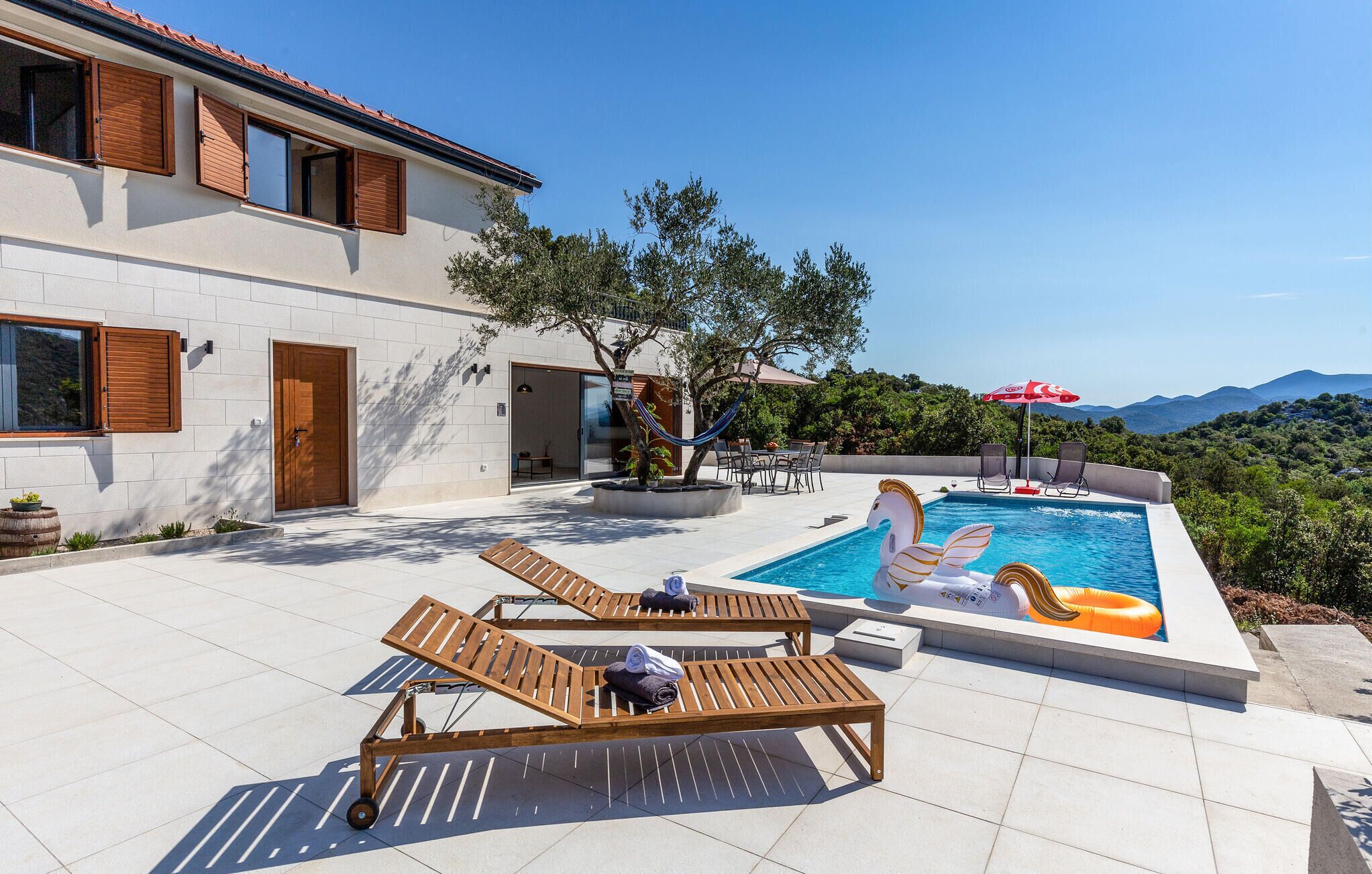 حمّام سباحة مُدفَّأ