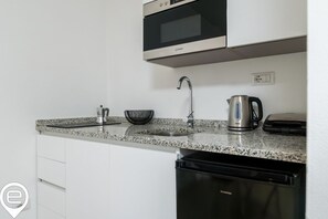 冷蔵庫、電子レンジ、オーブン、コンロ