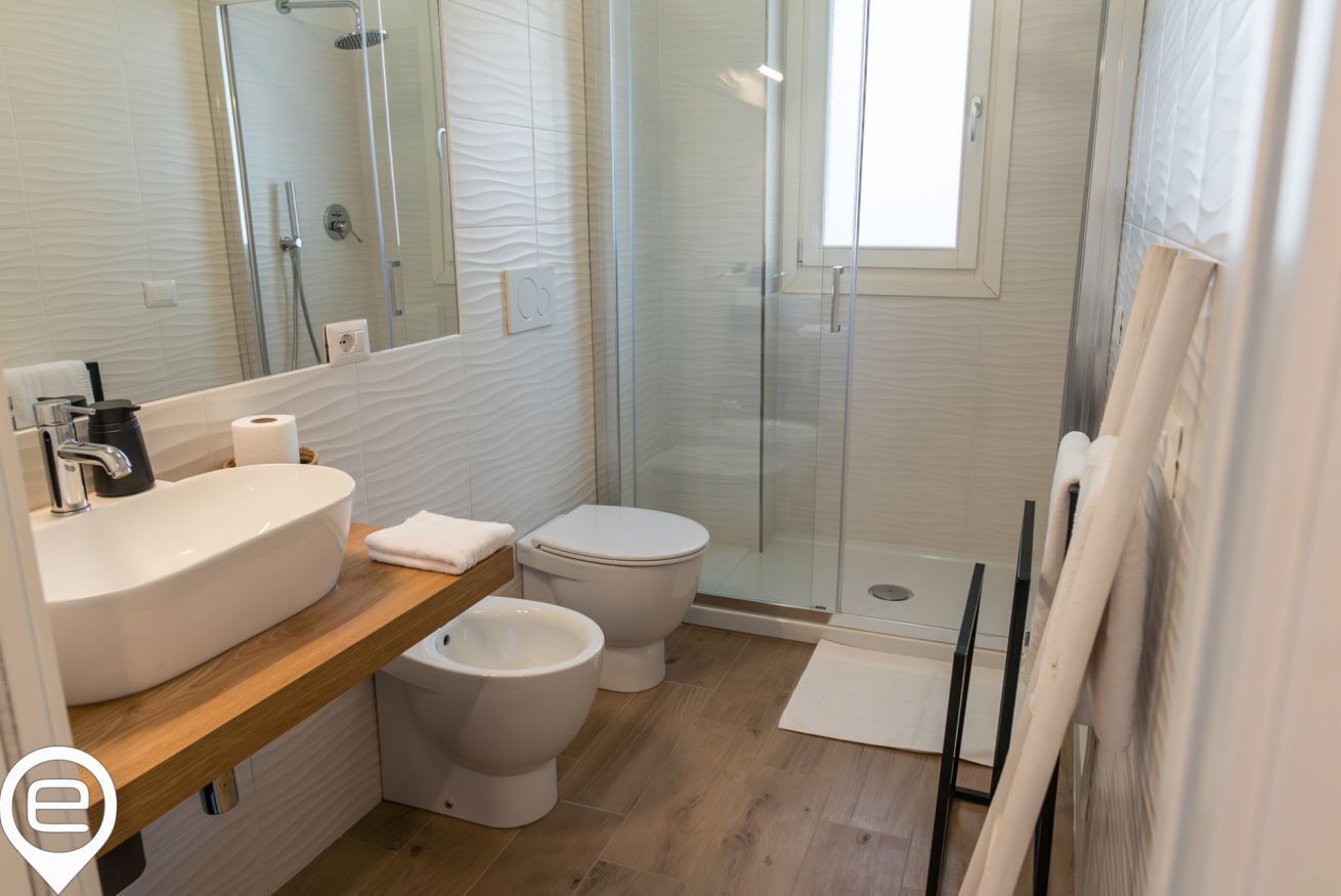 Dusche, Haartrockner, Bidet, Handtücher