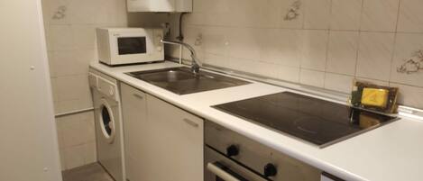 Microwave, oven, stovetop, coffee/tea maker