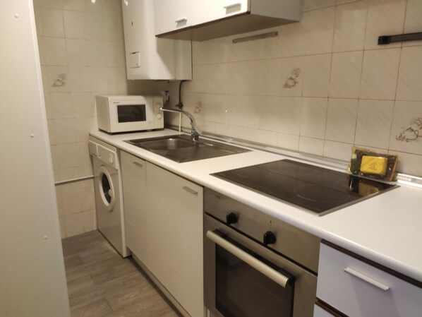 Mikrowelle, Ofen, Herdplatte, Wasserkocher mit Kaffee-/Teezubehör