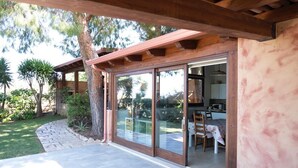 Une maison moderne dotée d’une porte vitrée donnant sur un patio.
