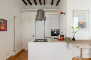 冷蔵庫、電子レンジ、オーブン、コンロ