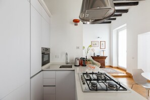 冷蔵庫、電子レンジ、オーブン、コンロ