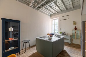 Placa de cocina, lavavajillas, cafetera/tetera, utensilios de cocina