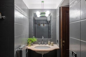 Shower, bidet, towels, toilet paper - iFlat | Cozy Studio in Monti (Roma)