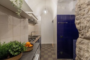 Kühlschrank, Herdplatte, Wasserkocher mit Kaffee-/Teezubehör