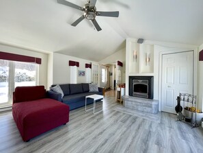 Chalet | Living area | Fireplace - Domaine du Cinq (Ferme-Neuve)