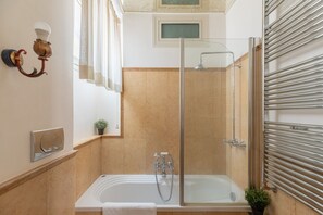 Dusche, Haartrockner, Bidet, Handtücher