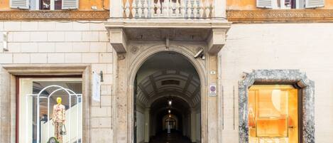 تفاصيل الفندق من الخارج