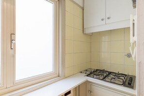 冷蔵庫、電子レンジ、コーヒー / ティーメーカー、調理器具と食器