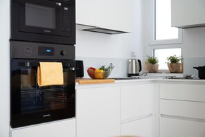 Fridge, microwave, oven, stovetop - iFlat| Wood and Marble Riverfront (Roma)