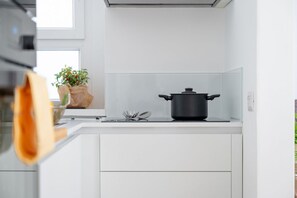 Jääkaappi, mikroaaltouuni, uuni, liesi