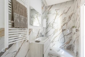 Bruser, hårtørrer, bidet