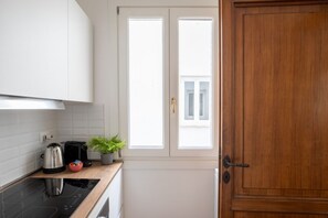 Refrigerador, placa de cocina, cafetera/tetera, tostadora