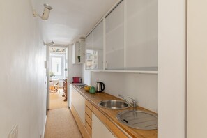 Kjøleskap, mikrobølgeovn, kokeplater og kaffetrakter/tekoker