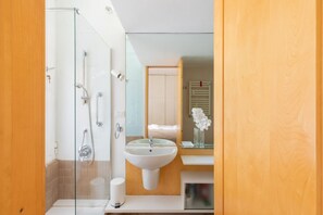 Bruser, bidet, håndklæder, Toiletpapir