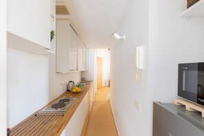 Réfrigérateur, micro-ondes, plaque de cuisson, cafetière/bouilloire