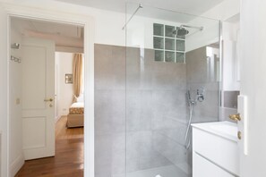 Dusche, Haartrockner, Bidet, Handtücher