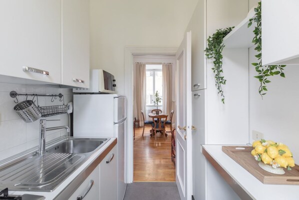 冷蔵庫、電子レンジ、オーブン、食器洗い機