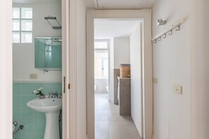 Dusche, Haartrockner, Bidet, Handtücher