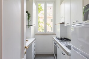 Kühlschrank, Mikrowelle, Ofen, Geschirrspüler