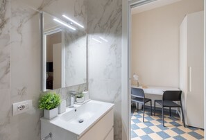 Shower, bidet, towels, toilet paper