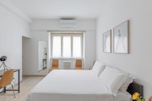 1 soverom og strykejern/-brett