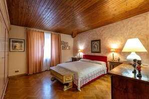4 habitaciones, escritorio y tabla de planchar con plancha