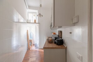 Frigorífico, microondas, placa de cocina y cafetera o tetera