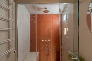 Dusche, Haartrockner, Bidet, Handtücher