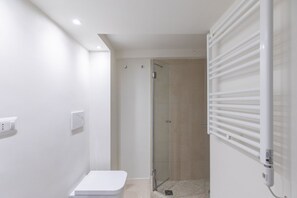 Regadera, secadora de cabello, bidet