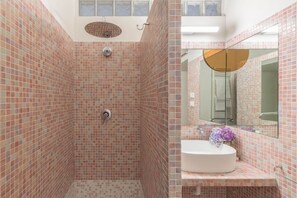 Suihku, hiustenkuivaaja, bidee